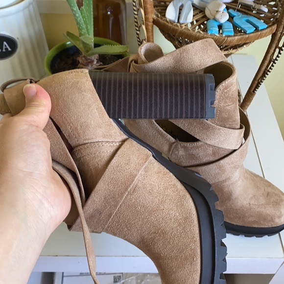 Tan high heel booties - Picture 3 of 3